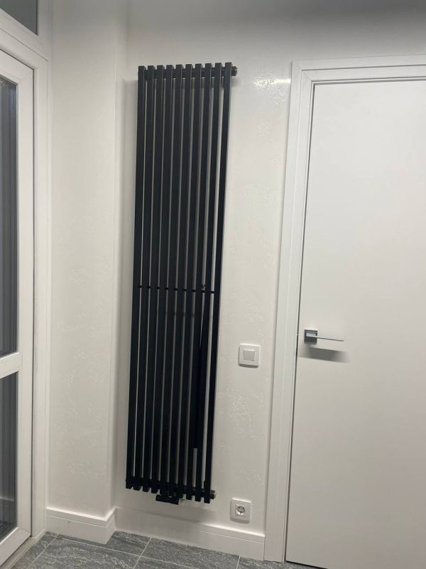 Радіатор дизайн Betatherm 405x1800 Quantum-1 BLACK Вертикал Радіатор дизайн Betatherm 405x1800 Quantum-1 BLACK Вертикал